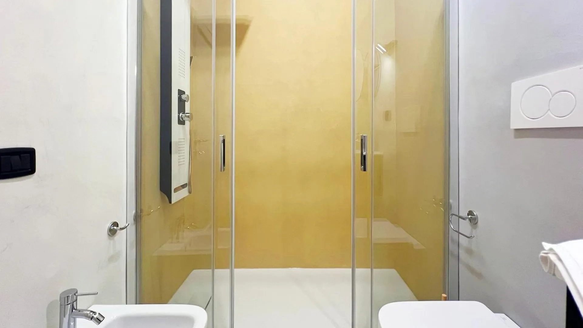 Central With Hydromassage Shower And Elevator Perúgia 0*,  Itália